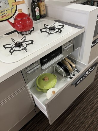 キッチンのスライド扉のレール部品