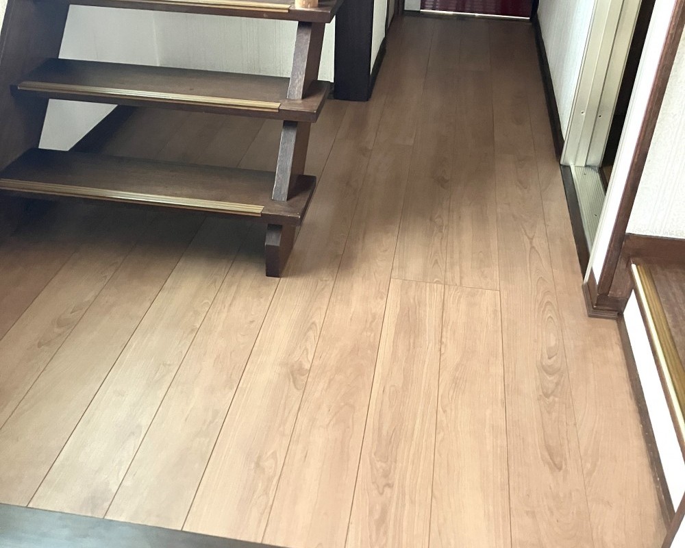 やさしい住まいに一新!キシキシ床を価格を抑えて解消