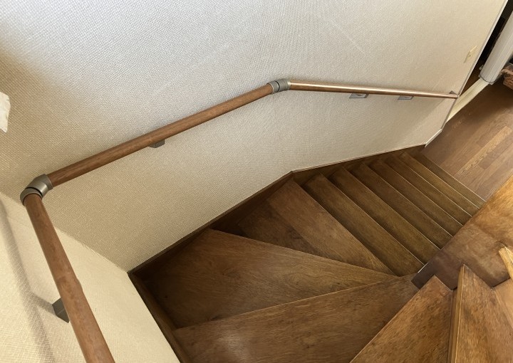 階段の昇降を安全にする手すり設置工事