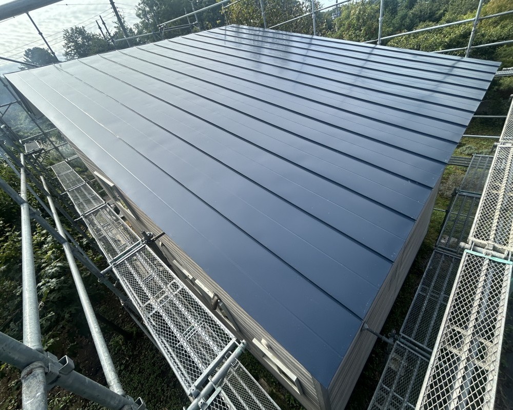 積雪による軒折れの修理と屋根全体の葺き替え