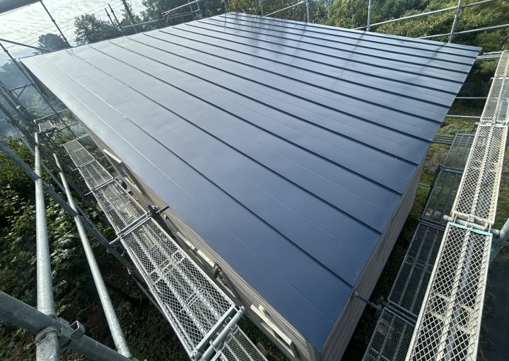 積雪による軒折れの修理と屋根全体の葺き替え