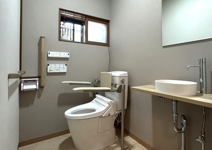 介護保険を活用し車いす対応のトイレへ改修