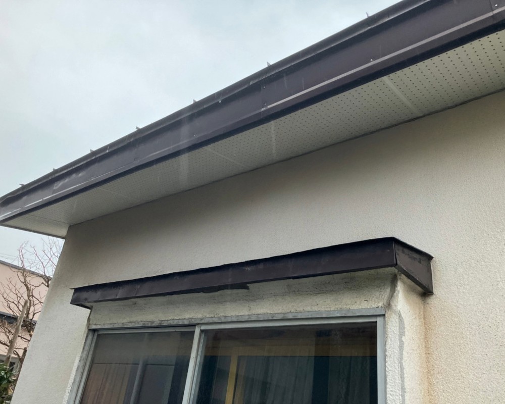 劣化した軒天を新しく張り替え