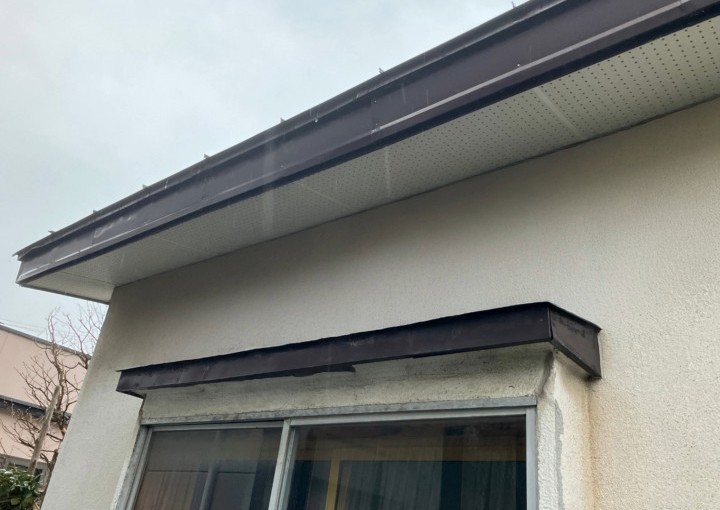 劣化した軒天を新しく張り替え