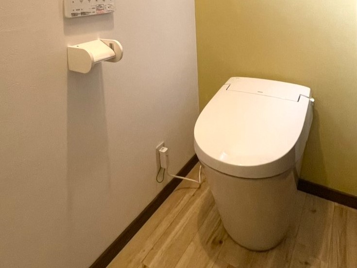  タンクレストイレとアクセントクロスで快適なトイレ空間