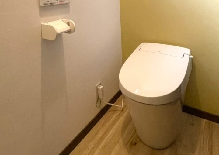  タンクレストイレとアクセントクロスで快適なトイレ空間